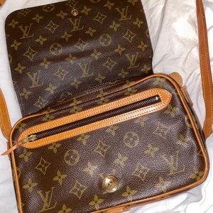**vintage authentic*** Louis Vuitton Crossbody bag